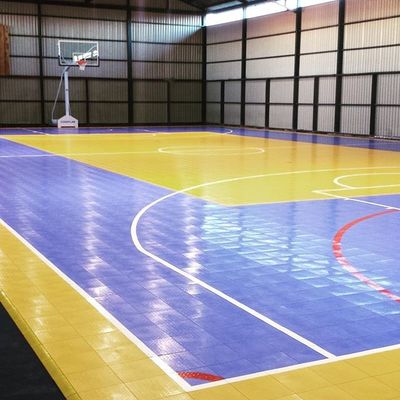 İyi fiyat 15mm Kalınlığı Yumuşak PP Kelepçe Zemin Uzun Süren Spor Zemin Çözümü çevrimiçi