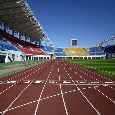 İyi fiyat Dayanıklılık Atletik Koşu Yolu Yumuşak Yüzey 6mm 400M Uzunluk Süslenmeye Dirençli Özel Renk çevrimiçi