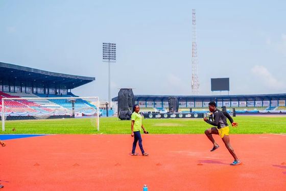 İyi fiyat 8 metre genişliğinde ve 6 mm kalınlığında spor tesisleri için mükemmel bir atletik koşu pisti çevrimiçi