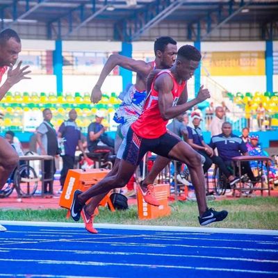 İyi fiyat 9-15mm Kalınlığında, Uzun Ömürlü ve Özelleştirilebilir Renklere Sahip Prefabrike Atletizm Koşu Pisti çevrimiçi