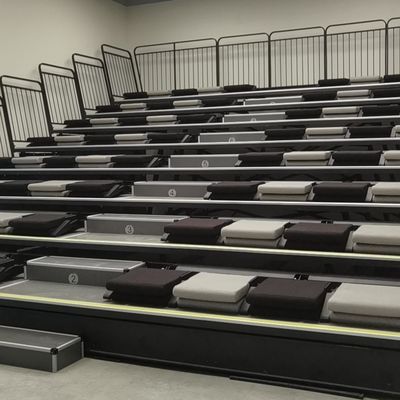 Stüdyo Toplantı Odası İçin PP Malzeme Geri Çekilebilir Bleacher Oturma Arka Katlanır