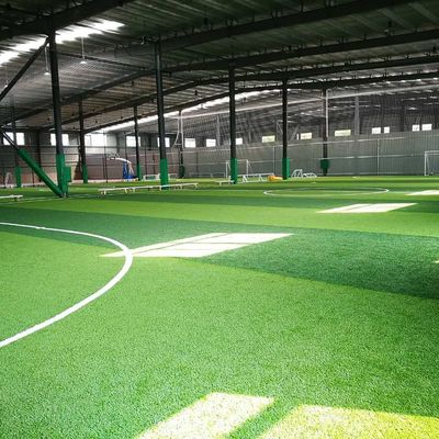 İyi fiyat Okul Mahkemesi İçin Kullanılan 45mm Çim Kazık Yüksekliği Futbol Sentetik Suni Çim çevrimiçi