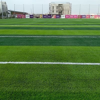 İyi fiyat Sentetik yapay çim PE PP malzemesiyle bahçe güzelliği kolaylaştırıldı çevrimiçi